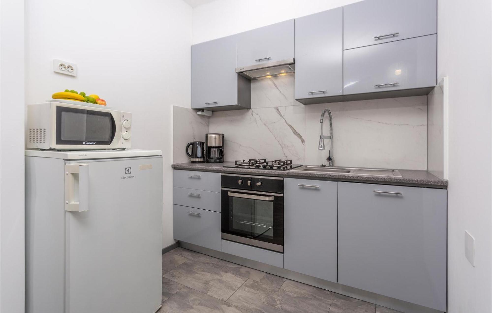Stunning Apartment In Malinska With Kitchen 外观 照片