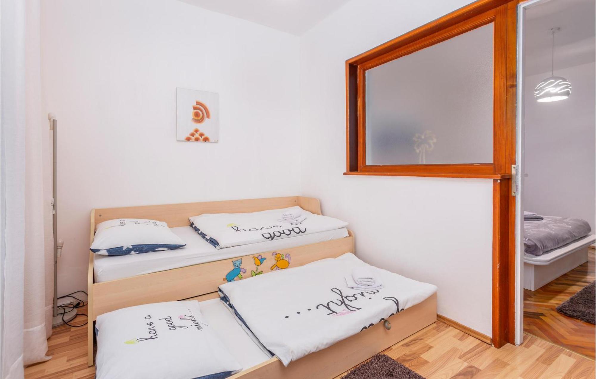 Stunning Apartment In Malinska With Kitchen 外观 照片
