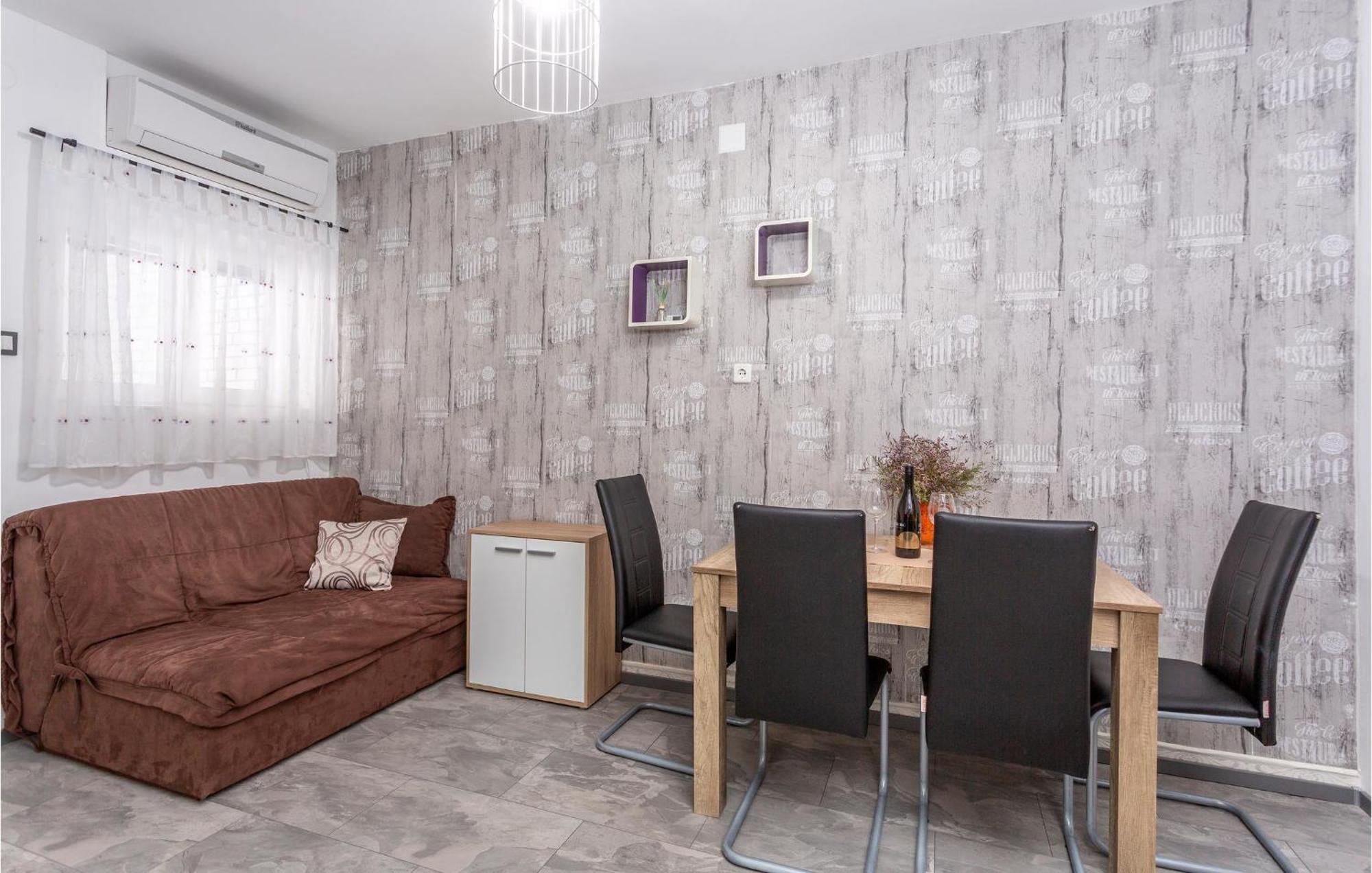 Stunning Apartment In Malinska With Kitchen 外观 照片