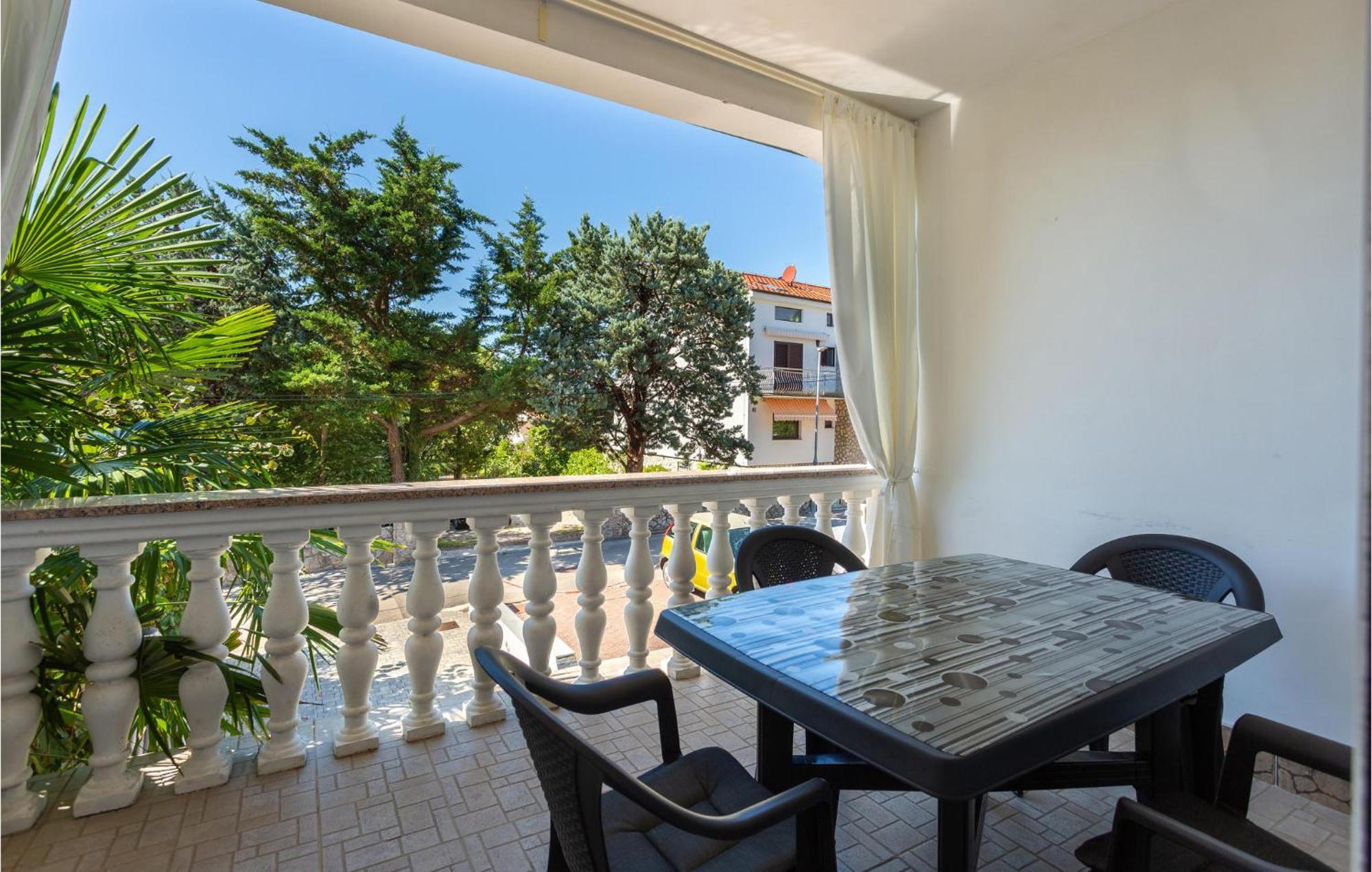 Stunning Apartment In Malinska With Kitchen 外观 照片